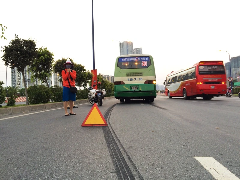 Hàng chục sinh viên hốt hoảng khi xe buýt va chạm liên hoàn ảnh 3